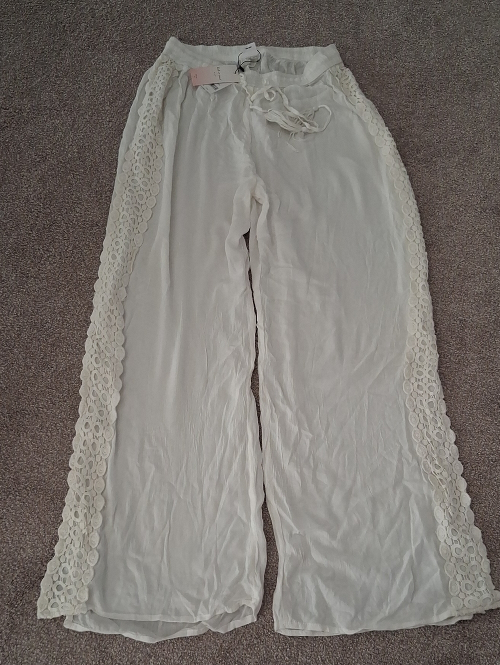 NWT Kiwi-Punch Miami. Side Leg Embroidery Trim. Cream Wide-Leg Pants. M